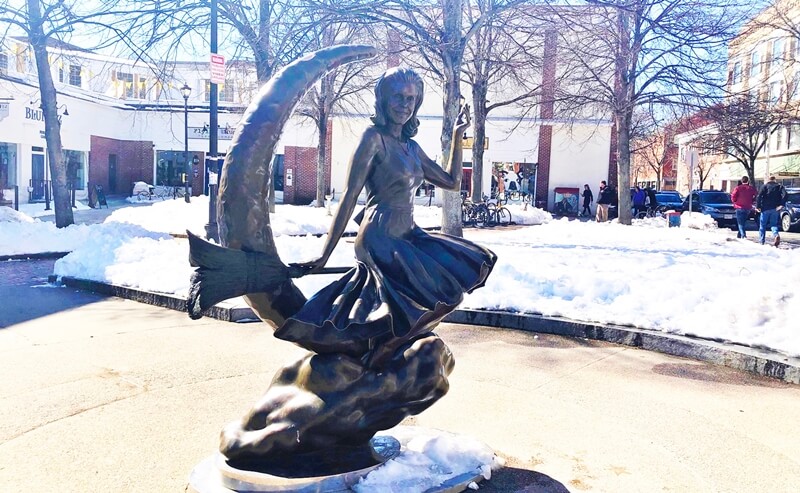 things to do in Salem Bewitched statue of Elizabeth Montgomery