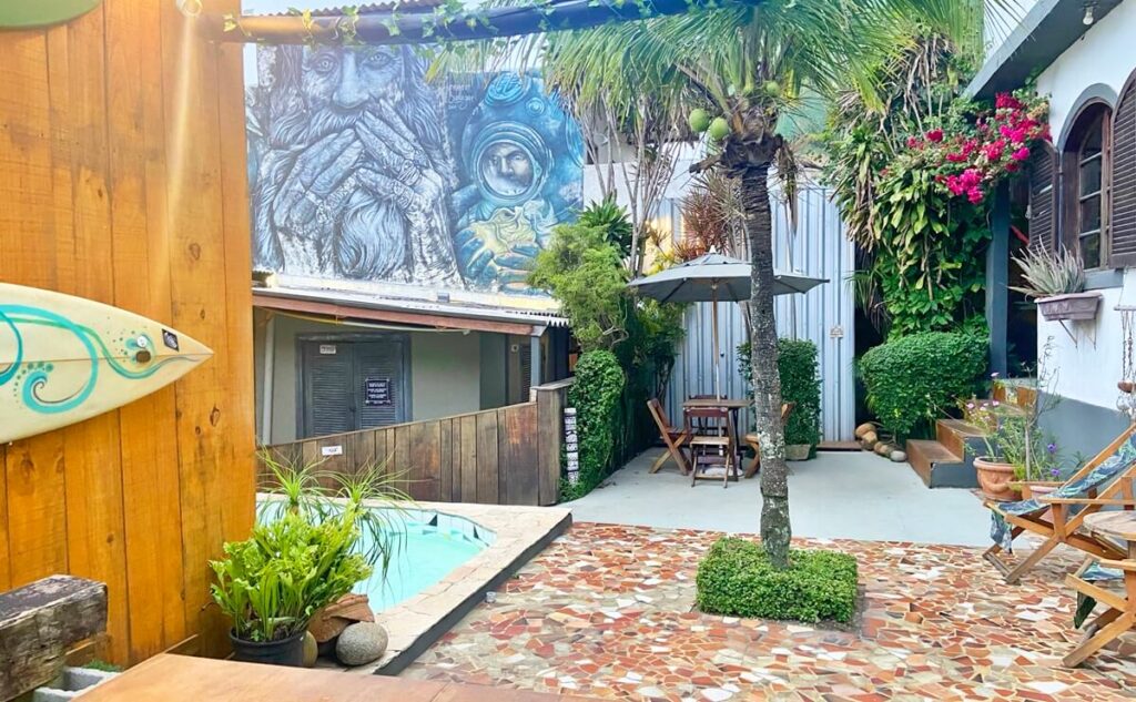 a coroa hostel Arraial do Cabo backyard