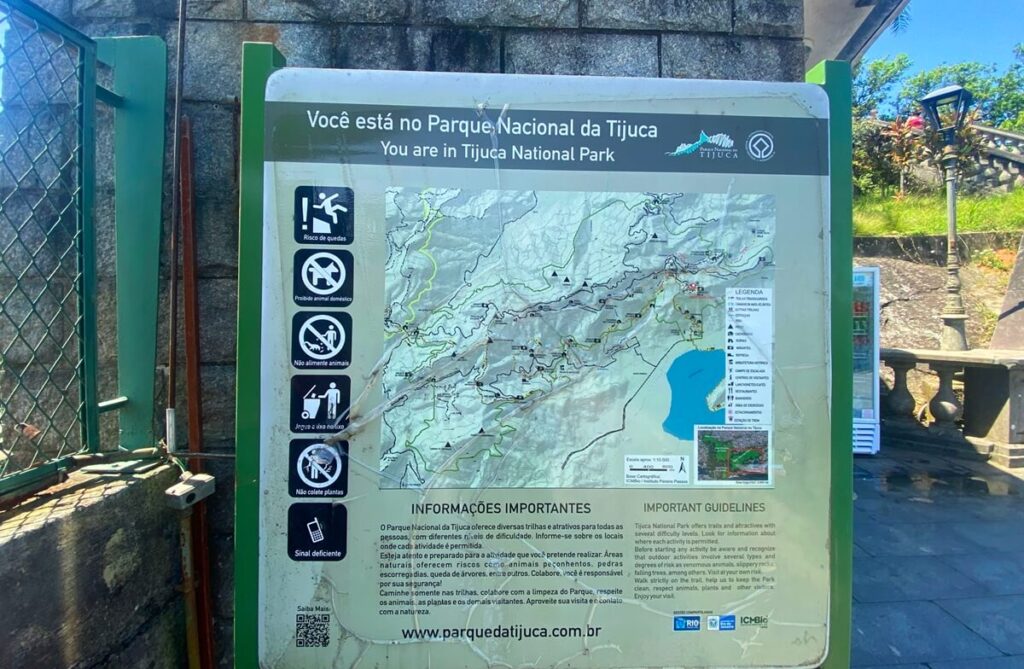 Floresta da Tijuca Christ Redeemer sign