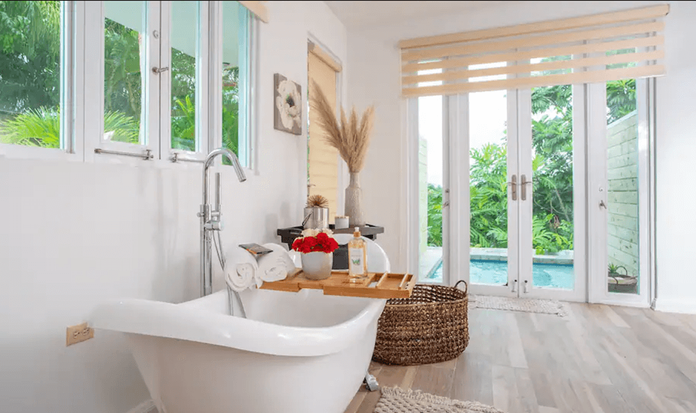 PRIVATE swimming pool & tub - Suite 3