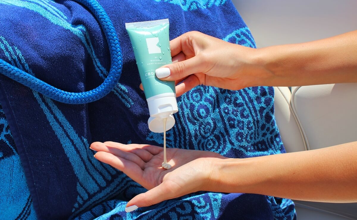 palm springs packing list - applying sunscreen