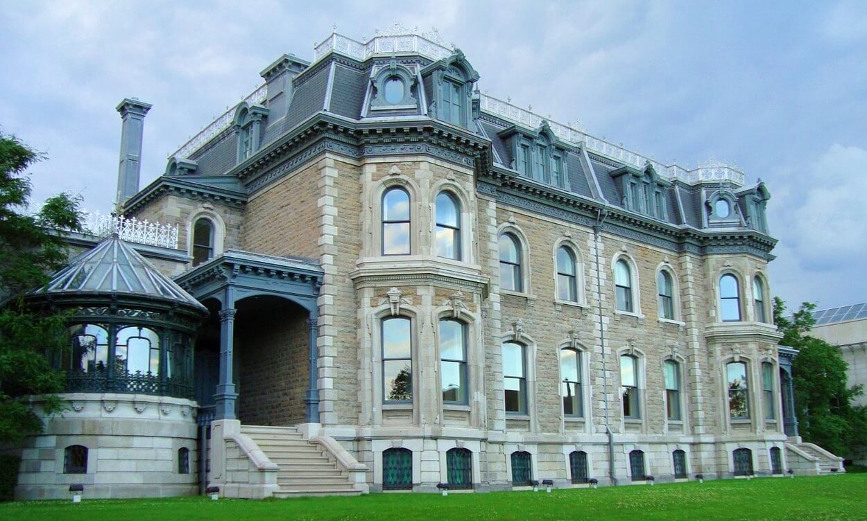 2 day montreal itinerary beautiful building in montreal