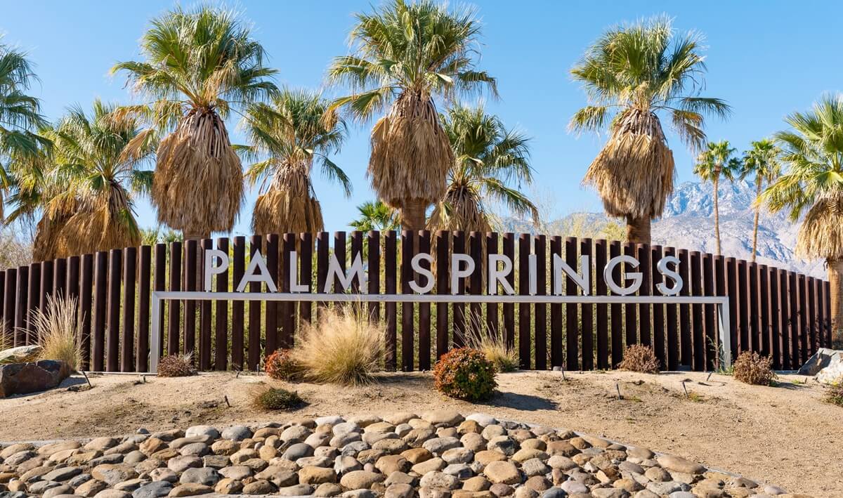 palm springs packing list - palm springs sign